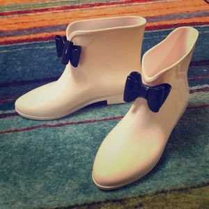 Bring sun to a rainy day in these CUTE RAIN BOOTS!